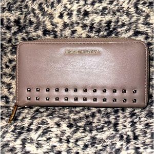 Badgley Mischka Tan Zippy Wallet ✨